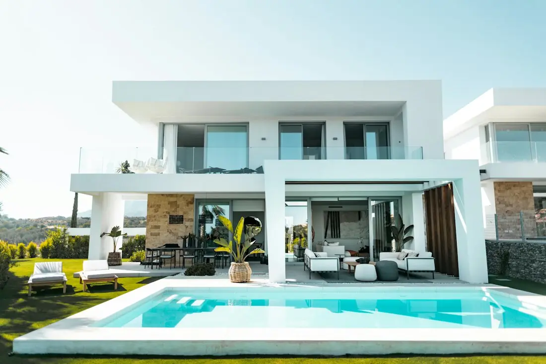 Çeşme'de beyaz villa ve havuz